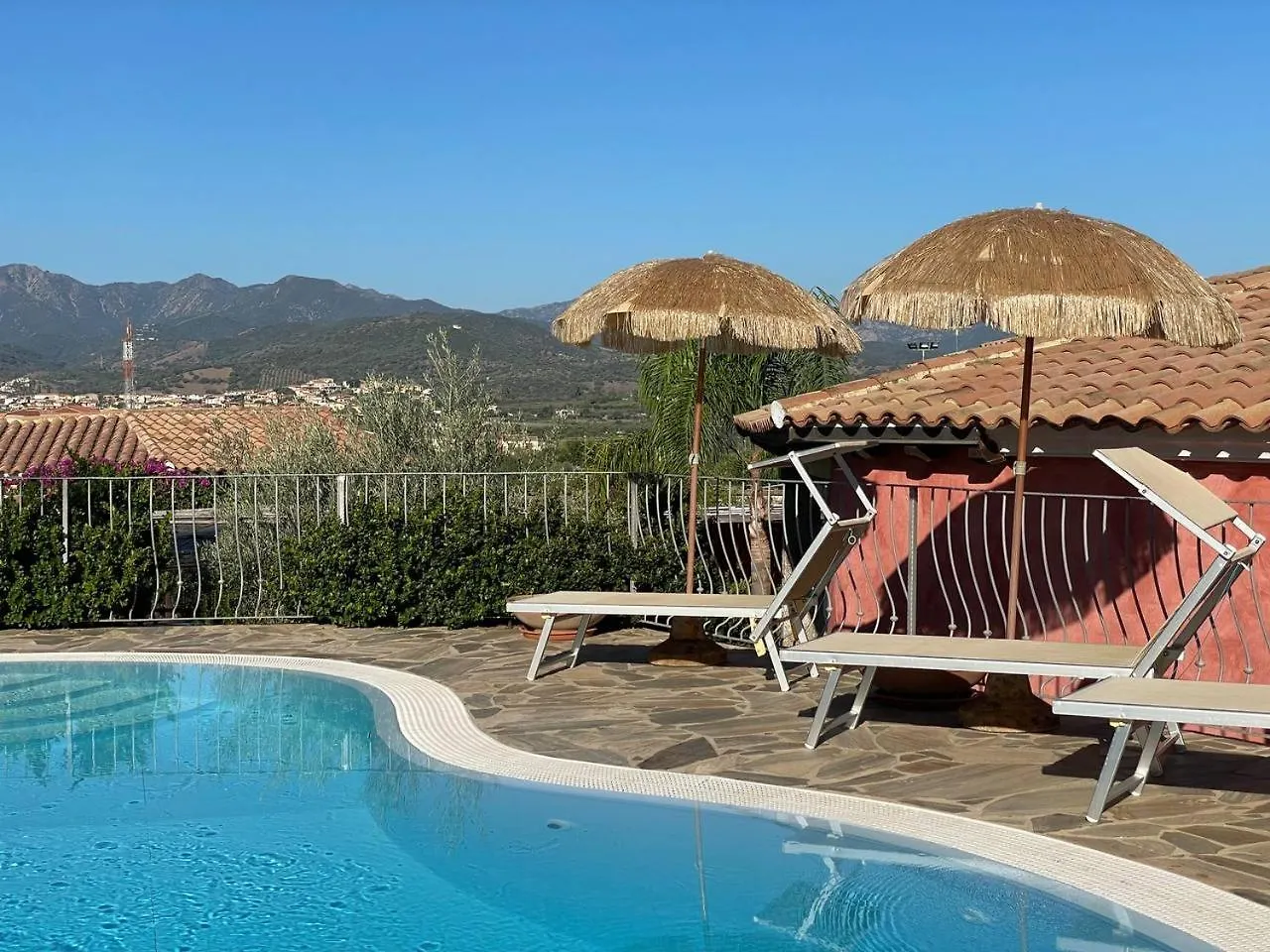 Villa Elena Piscina Privata Tanaunella Italy